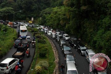 Puncak diguyur hujan, warga diimbau waspada longsor