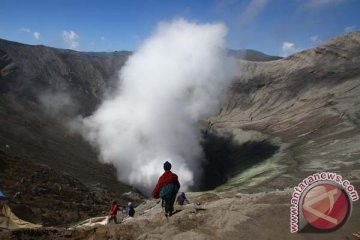 Red Bull terjun bebas di atas Gunung Bromo