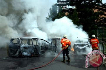 Mobil van terbakar di depan Mabes Polri