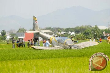 Pesawat latih TNI AU mendarat darurat di sawah