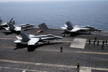 Dua jet Hornet F/A-18  AL AS jatuh di Pasifik barat
