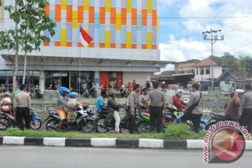 Blokade di jalan Padang Bulan-Abepura dibuka aparat kepolisian Jayapura