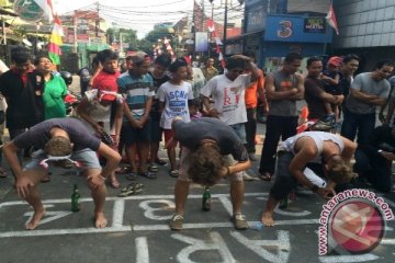 Saat bule-bule ikut lomba "tujuh belasan"  