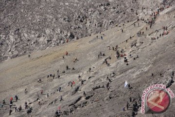 Pendaki Merapi saat liburan Paskah capai seribuan orang