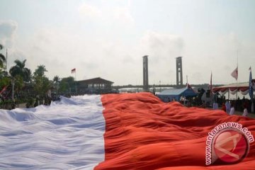 Pemanjat bentangkan bendera raksasa