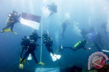 Penyelam Morotai kibarkan bendera di kedalaman 45 meter