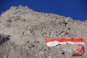 TNI pasang bendera raksasa di Gunung Pawa