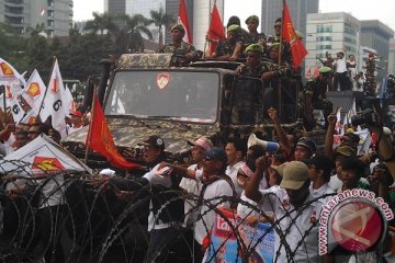 Pendukung Prabowo-Hatta berusaha tembus kawat berduri polisi