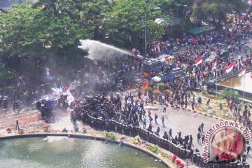 Polisi bubarkan massa di Patung Kuda