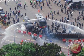 Gas air mata ditembakkan, demonstran bubar