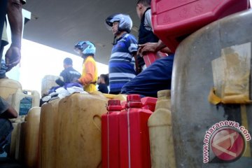 Menjelang malam SPBU di Cianjur dipadati kendaraan