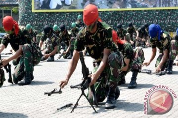 TNI AL di lhokseumawe latihan bongkar-pasang senjata