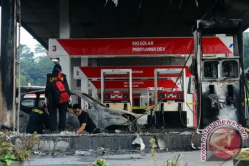 Tim Labfor memeriksa  SPBU Sawahan yang terbakar