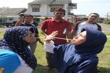 Lomba memasukan karet HUT RI ke-69