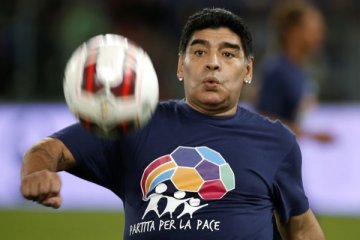 Maradona bertemu wasit yang mengesahkan gol "Tangan Tuhannya"