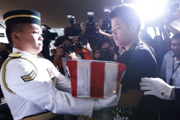 Jasad pertama Malaysia korban kecelakaan MH17 diterbangkan ke KL