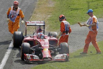 Fernando Alonso mesti diinapkan di RS akibat tabrakan
