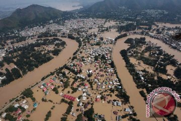 Polisi di Kashmir kumpulkan mayat-mayat korban banjir