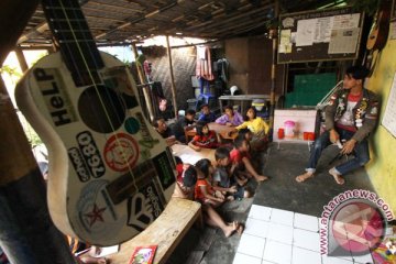 Siswa SMK 11 Muarojambi belajar di lantai