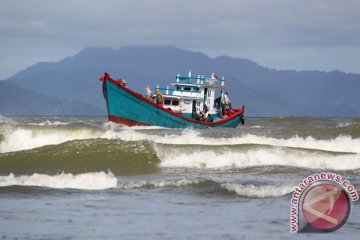 Nelayan Cilacap tidak melaut akibat gelombang tinggi