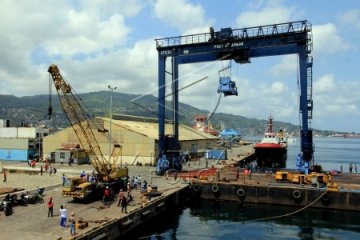 Alat Bongkar Konteiner