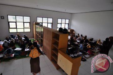 Puluhan siswa di Cianjur terpaksa belajar di lantai