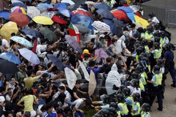 Pemimpin unjuk rasa Hong Kong serahkan diri