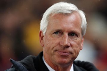 Pelatih Newcastle Pardew sempat sulit menatap mata penggemar timnya