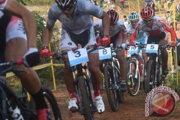 Pebalap MTB Indonesia jauh tertinggal