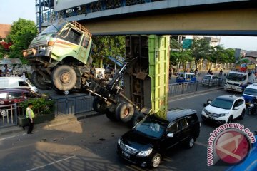 Papan reklame jangan sampai bahayakan keselamatan penyeberang jembatan