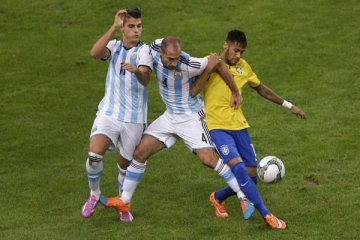 Messi gagal penalti, Argentina pun ditaklukkan Brasil 0-2