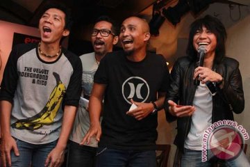 Slank menutup Konser Salam 3 Jari