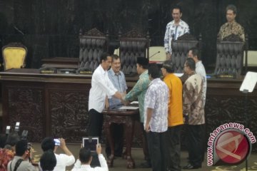 Jokowi tampak tegang saat geladi bersih 