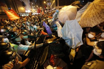 Krisis Hong Kong memburuk setelah bentrok akhir pekan