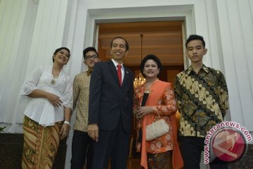 Pedagang Tanah Abang nonton bareng pelantikan Jokowi