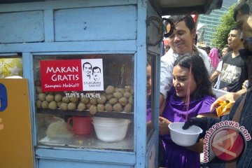 Relawan mulai bagikan makanan gratis