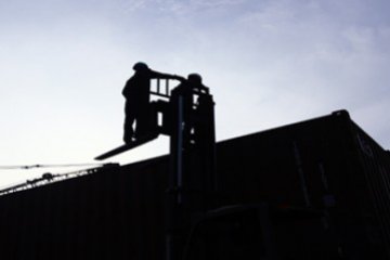 Kapasitas Pelabuhan Membengkak/Joko Sulistyo