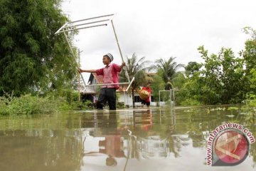 Puluhan keluarga korban banjir di Mukomuko mengungsi