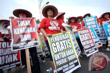Ribuan buruh Surabaya blokade jalan tuntut UMK
