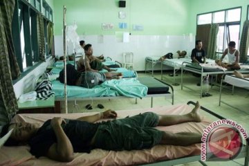 Korban keracunan massal di Sampang terus bertambah
