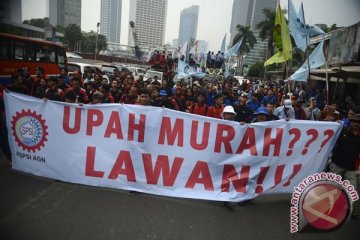 Ribuan buruh bergerak ke Balai Kota