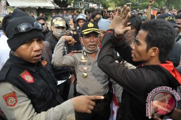 BUBARKAN AKSI TUTUP JALAN