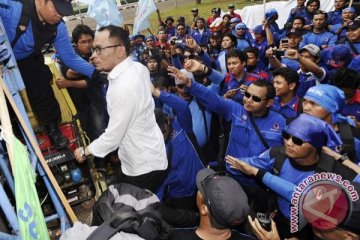 Menaker temui buruh yang demo di depan Istana Negara