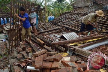 Enam kecamatan di Jember diterjang angin puting beliung