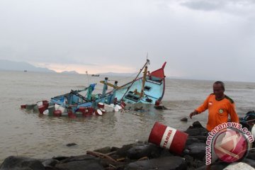 Ombak besar, angin kencang karamkan tiga perahu nelayan Pamekasan