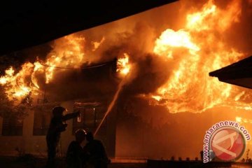 Siswa sekolah yang gedungnya terbakar menumpang sekolah lain