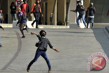 BENTROK POLISI-MAHASISWA