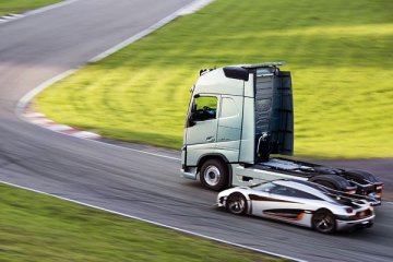 Ketika Tuk Volvo FH balapan dengan Koenigsegg One:1