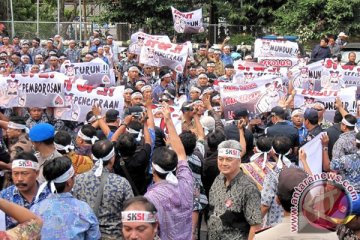 Karyawan Semen Indonesia demo tuntut dirut mundur
