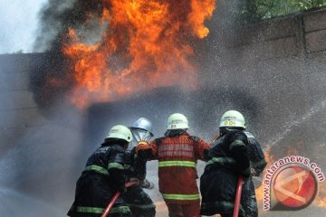 Aparat berjaga di Pasar  Balikpapan yang terbakar